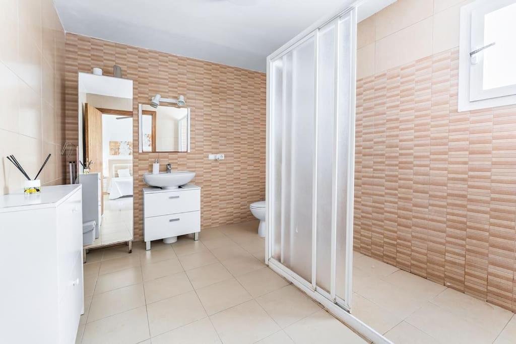 8 Guests Large Villa Near Bossa Beaches & Airport San José 外观 照片